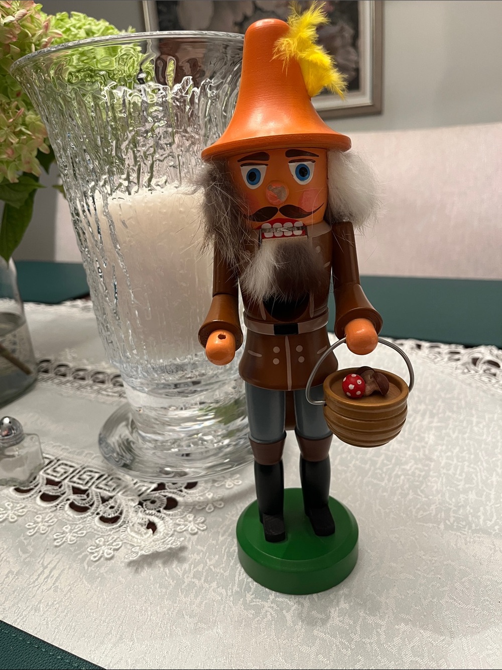VINTAGE VEB Hodrewa Wooden Nutcracker Picker Collector Figurine - Picture 2 of 15